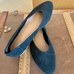 TOMS slip on flats
